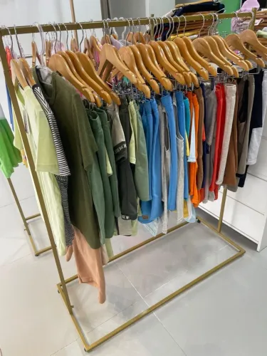 Arara de roupas dourada