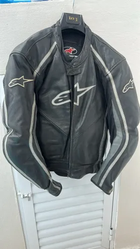 Macacão de Moto Couro Premium + Luva Top - Pronto pra Pista ou Estrada! ?