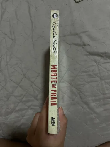 livro - Morte na Praia