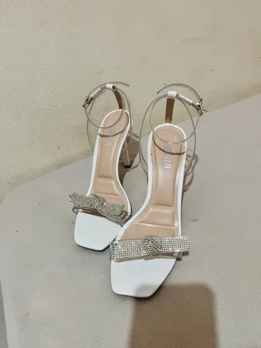 Sandália de salto branco