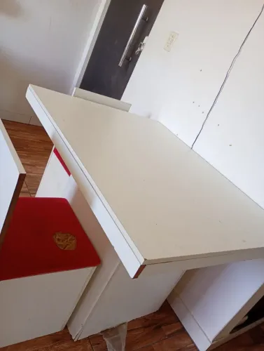 Vende se uma mesa