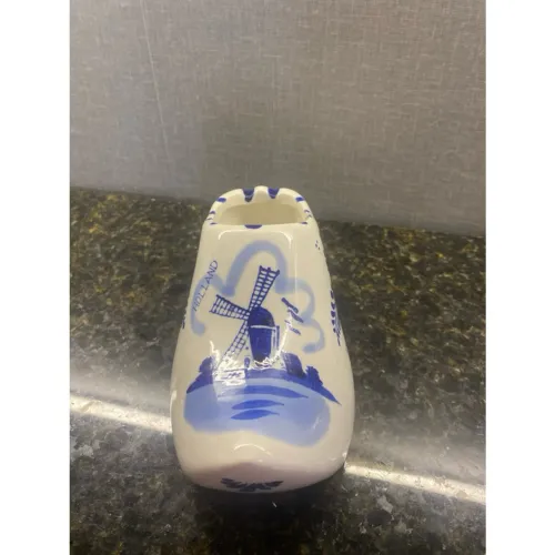 Estátua de sapato holandês com cena de montinho de vento feita a mão.