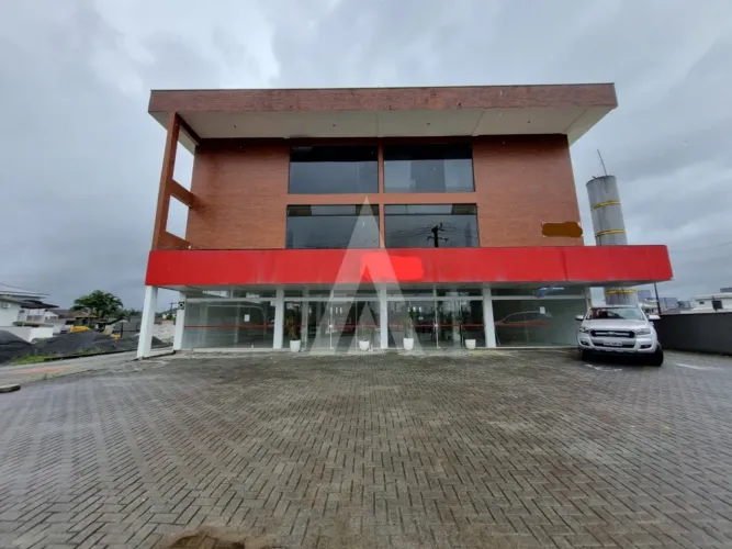 Sala comercial no Vila Nova com 280 m², vitrine ampla e 3 vagas.