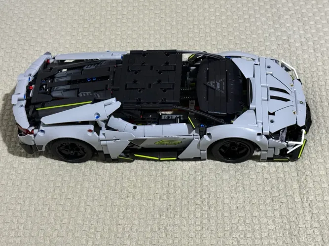 LEGO Technic 42214 Lamborghini Revuelto Super Sports Car montado