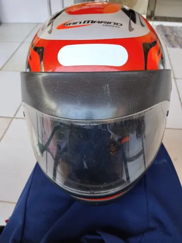 Capacete em estado de novo usado pouquíssimas vezes