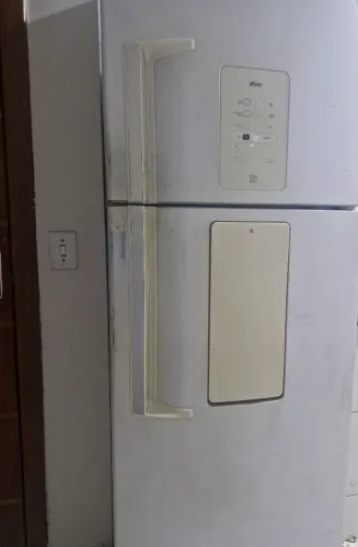 Geladeira retirada de peças