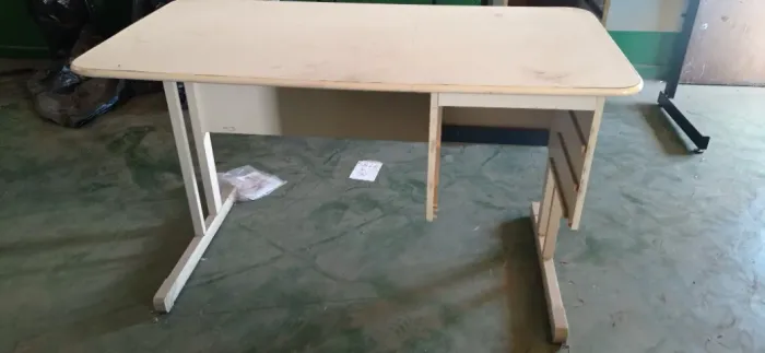 Mesa p/ escritório 129 X 60 X 75 alt. *(OBS:. não tem as gavetas)