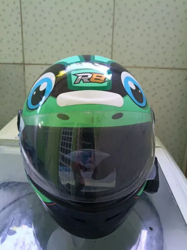 Capacete R8 tamanho 56