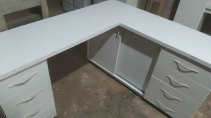 Mesa em L com armário embutido