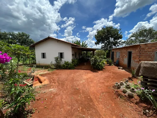 Chácara 2.000m2 com Casa 3/4 em Bonfinópolis-GO