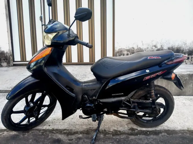 Vendo moto Honda Biz 100, ano 2013, em ótimo estado de conservação.