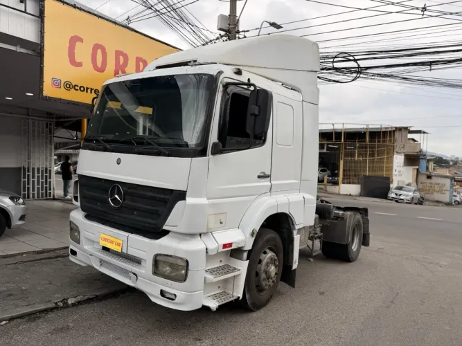 Caminhão cavalo, disponível para venda.