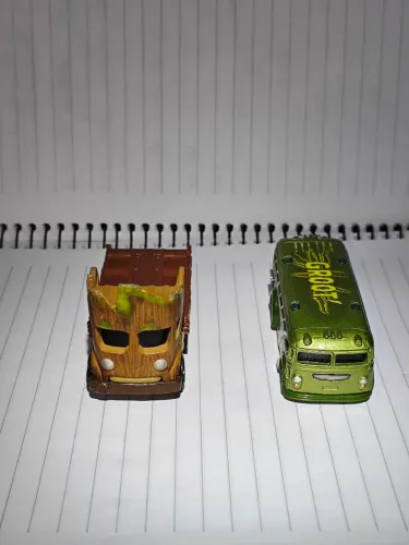 2 Carros Hot Wheels Marvel Groot: Surfin's School Bus e Groot Truck.