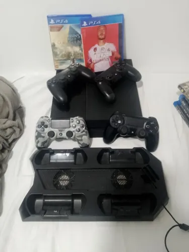 PS4 COM 4 CONTROLES, 1 CARREGAR DE BASE COM REFRIGERADOR E 2 MÍDIAS 