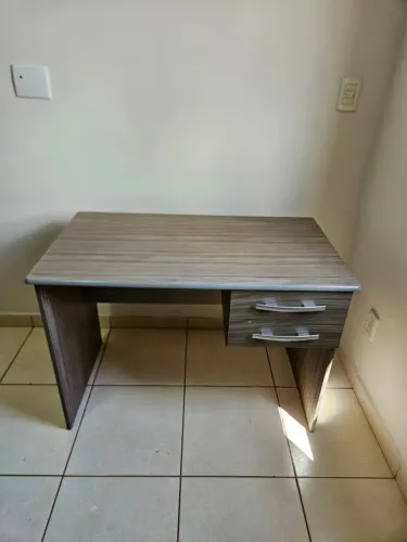 Escrivaninha com Gavetas