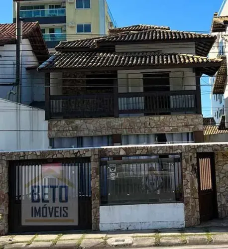 Sobrado para aluguel tem 240 metros quadrados com 4 quartos em Cavaleiros - Macaé - RJ