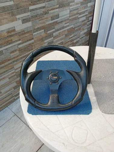 Volante esportivo com cubo