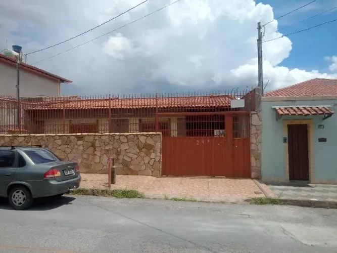 Otima casa 02 pavimentos com quintal amplo