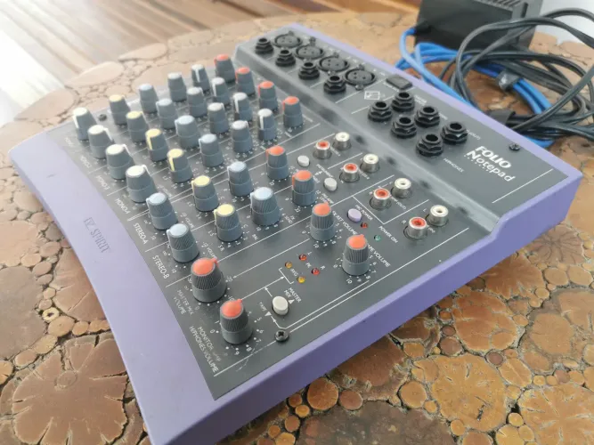Mesa de som soundcraft 4 canais