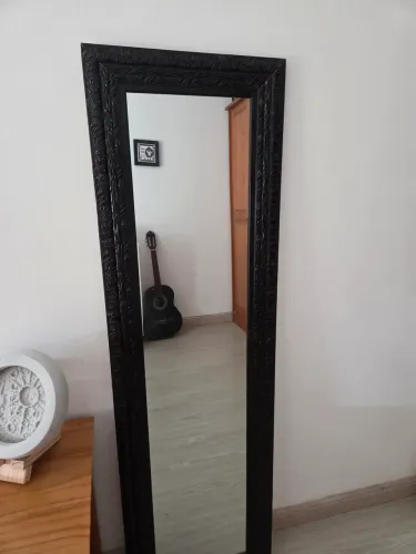 Espelho com moldura decorada preta