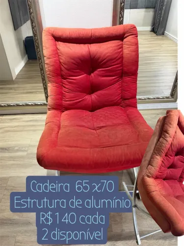 Poltrona com pés de alumínio