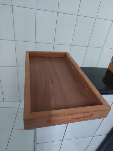 Bandeja de madeira, bordas de peroba fundo  em MDF