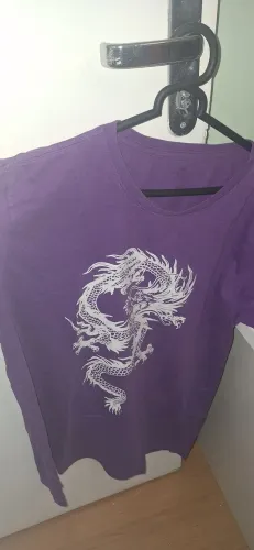 Camisa roxa dragão oriental estiloso