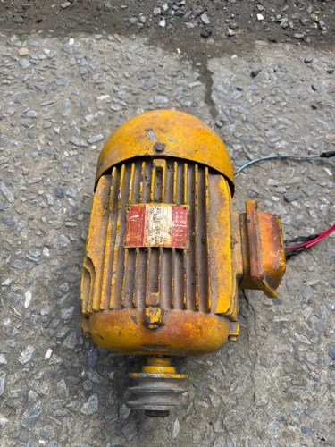 Motor Elétrico Trifásico WEG 5 CV com Polia
