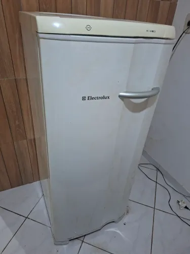 Freezer vertical Electrolux 160l