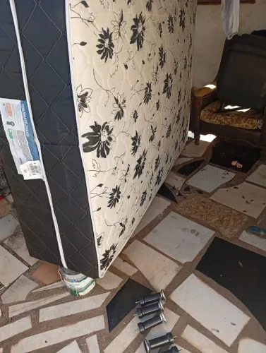Cama box em perfeitas condições.