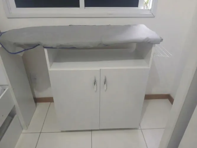 Móvel com tábua de passar roupa