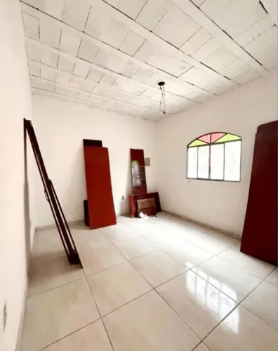 VENDO CASA COM DOCUMENTO PERTO DE ESCOLA, COMÉCIO LOTE TODO MURADO BAIRRO NEVIANA RUA 11