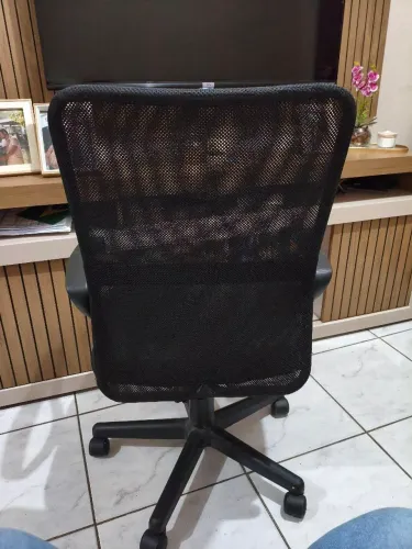Cadeira de escritório semi nova 