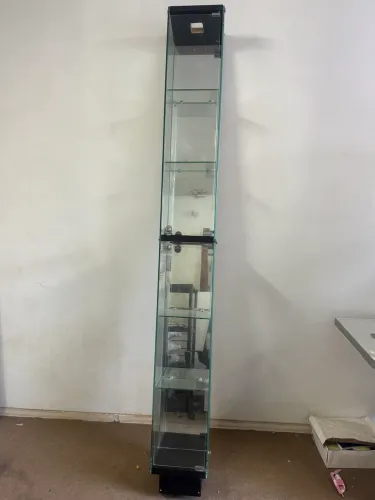 vitrine expositora de vidro, com prateleiras de vidro e porta com fechadura.