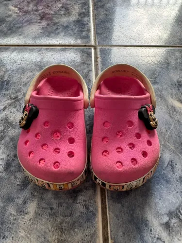 Crocs da coleção Disney Fun Lab 