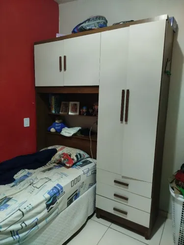 Vendo um Guarda roupa e uma cama, ambos de solteiro.