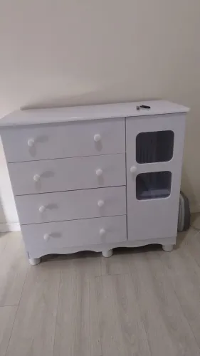 Cômoda guarda roupa solteiro e berço de bebê