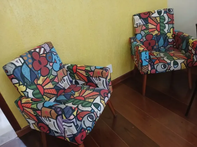 Duas poltronas coloridas 