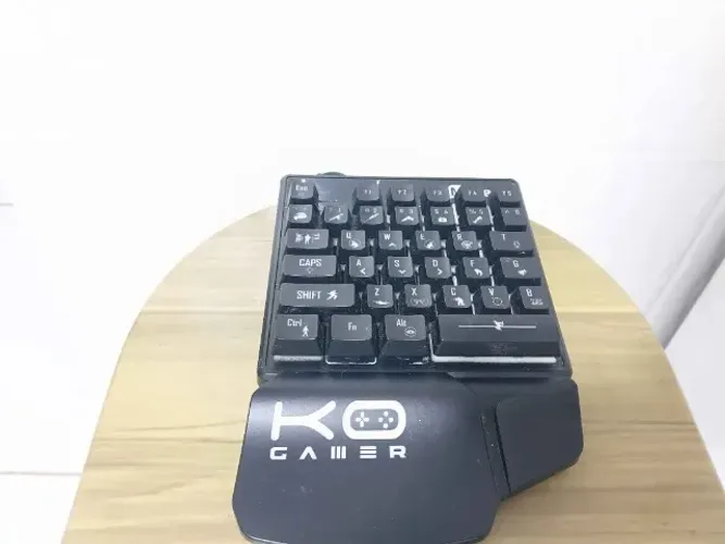 Teclado gamer de uma mão K Gamer, com 32 teclas.