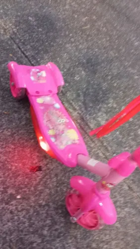 Patinete infantil rosa - toca música e acende luzes
