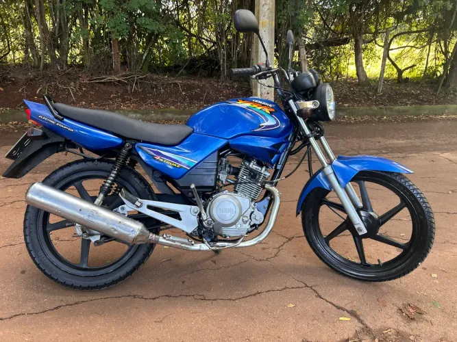 Moto YBR 125 com partida elétrica 