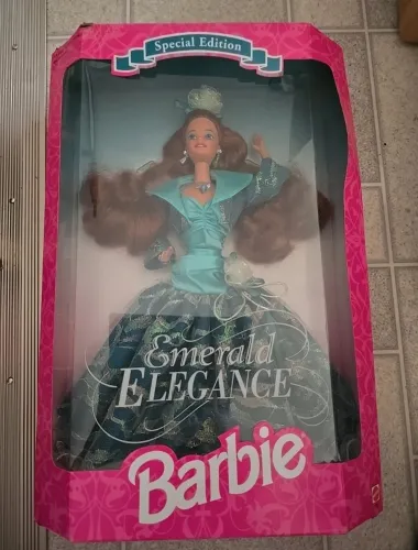 BONECA BARBIE RUIVA ESMERALD ELEGANCE NOVA.. CAIXA COM AMASSADOS DO ENVIO. ITEM RARO