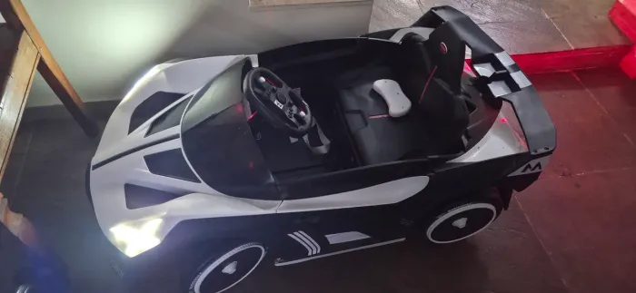 Carrinho elétrico infantil Bugatti sem uso. ( crianças de 1 a 5 anos - até 30 kg)