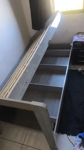 Cama de solteiro com baú