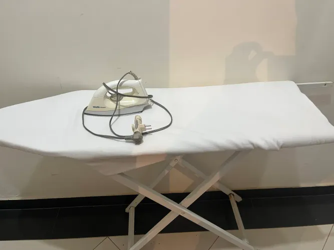Mesa de passar roupas com ferro