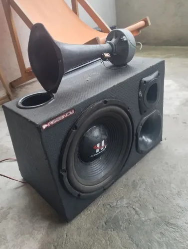 Vendo essa Caixa de som muito boa tirei do meu carro
