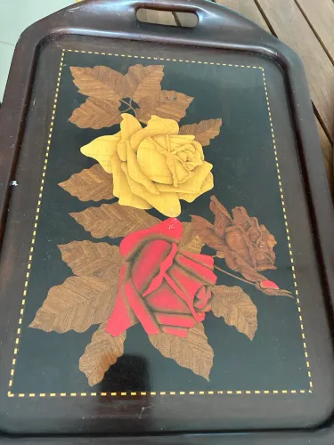 Bandeja de madeira antiga com decoração floral