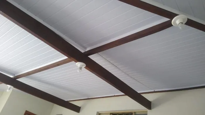 Forro pvc instalados brancos frisados lisos e amadeirados 
