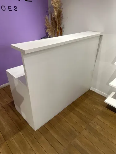 Caixa para loja com gavetas e balcão em L
