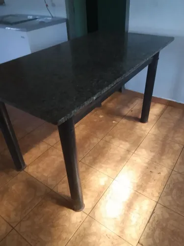 Vendo uma mesa de mármore?